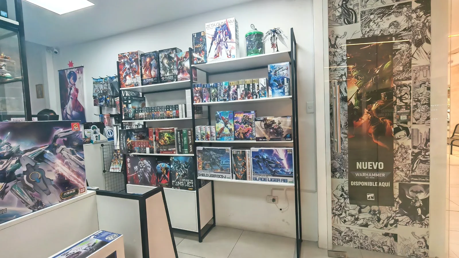 Estanterías con model kits y coleccionables