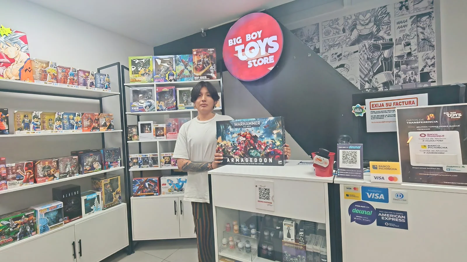 Equipo de tienda junto a productos Warhammer