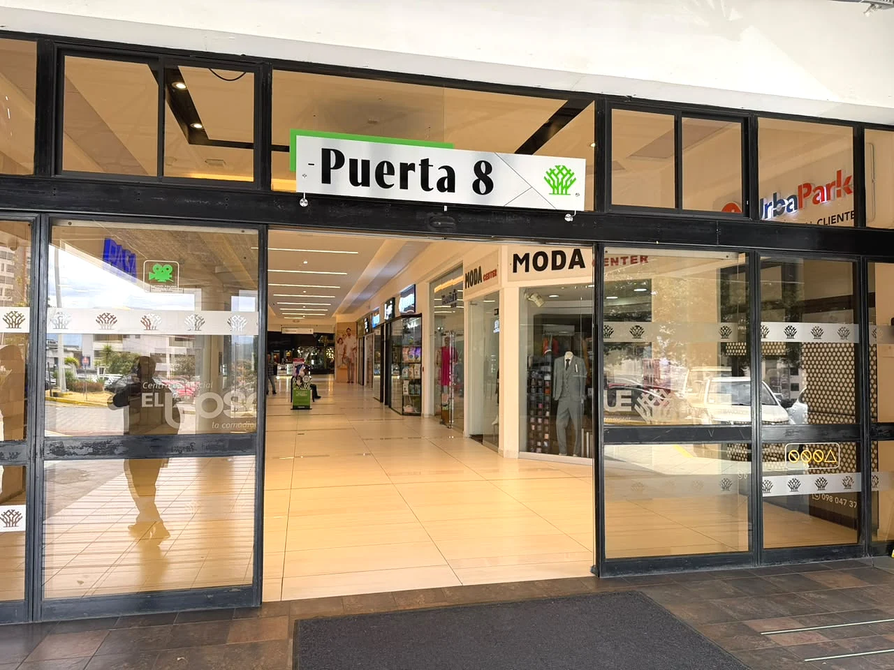 Acceso al centro comercial donde está la tienda
