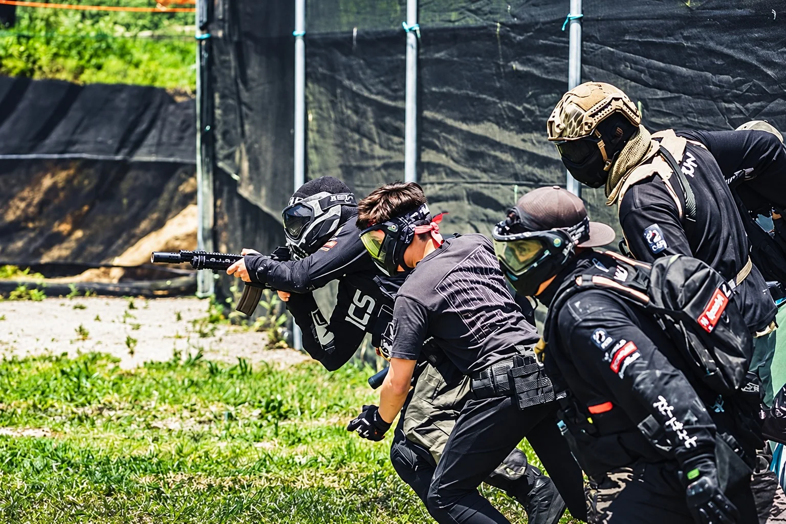 Equipo de airsoft coordinando una acción