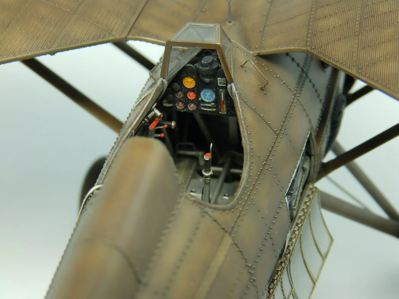 Cockpit con detalle Yahu Models instalado