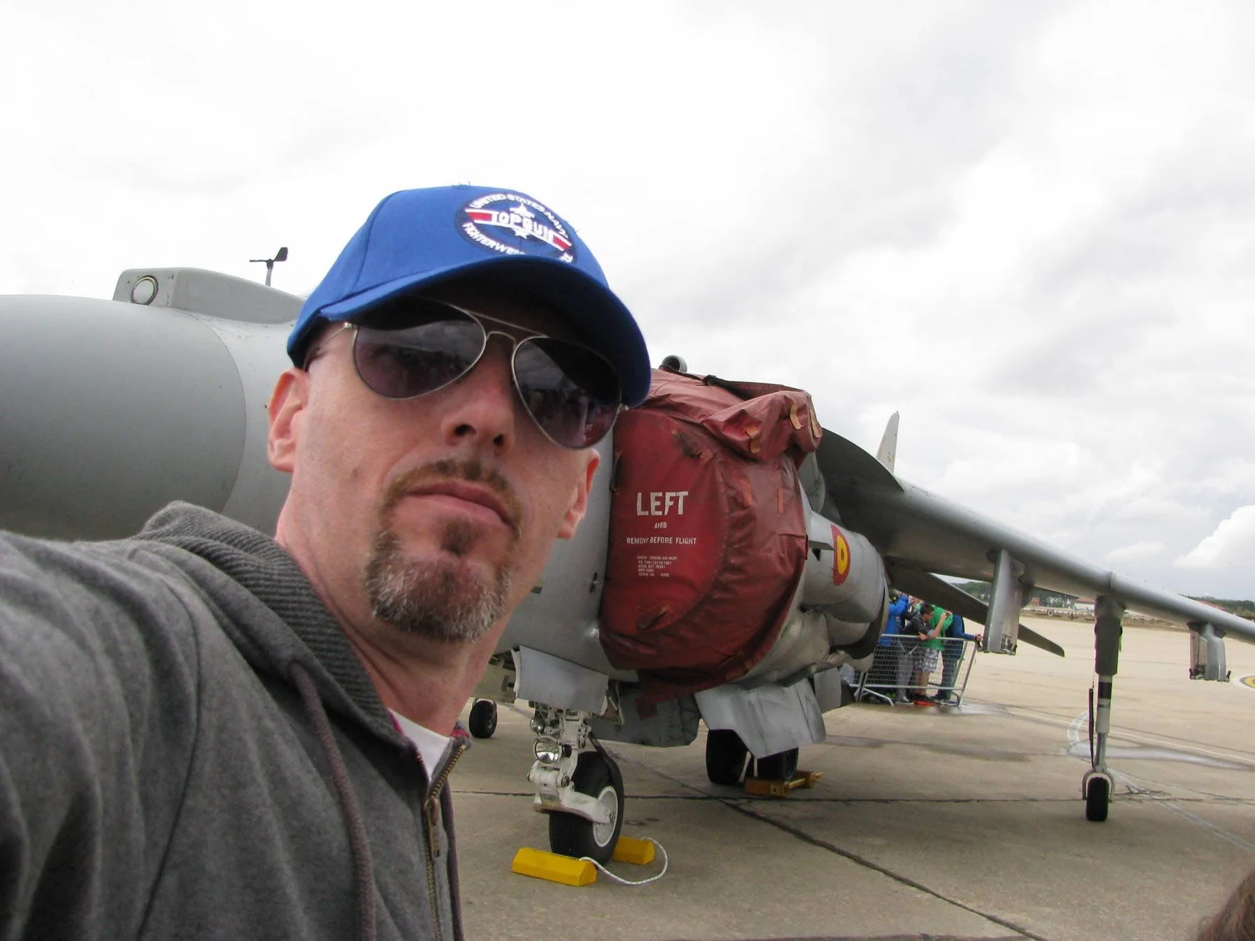 Chema Martínez junto a una aeronave militar