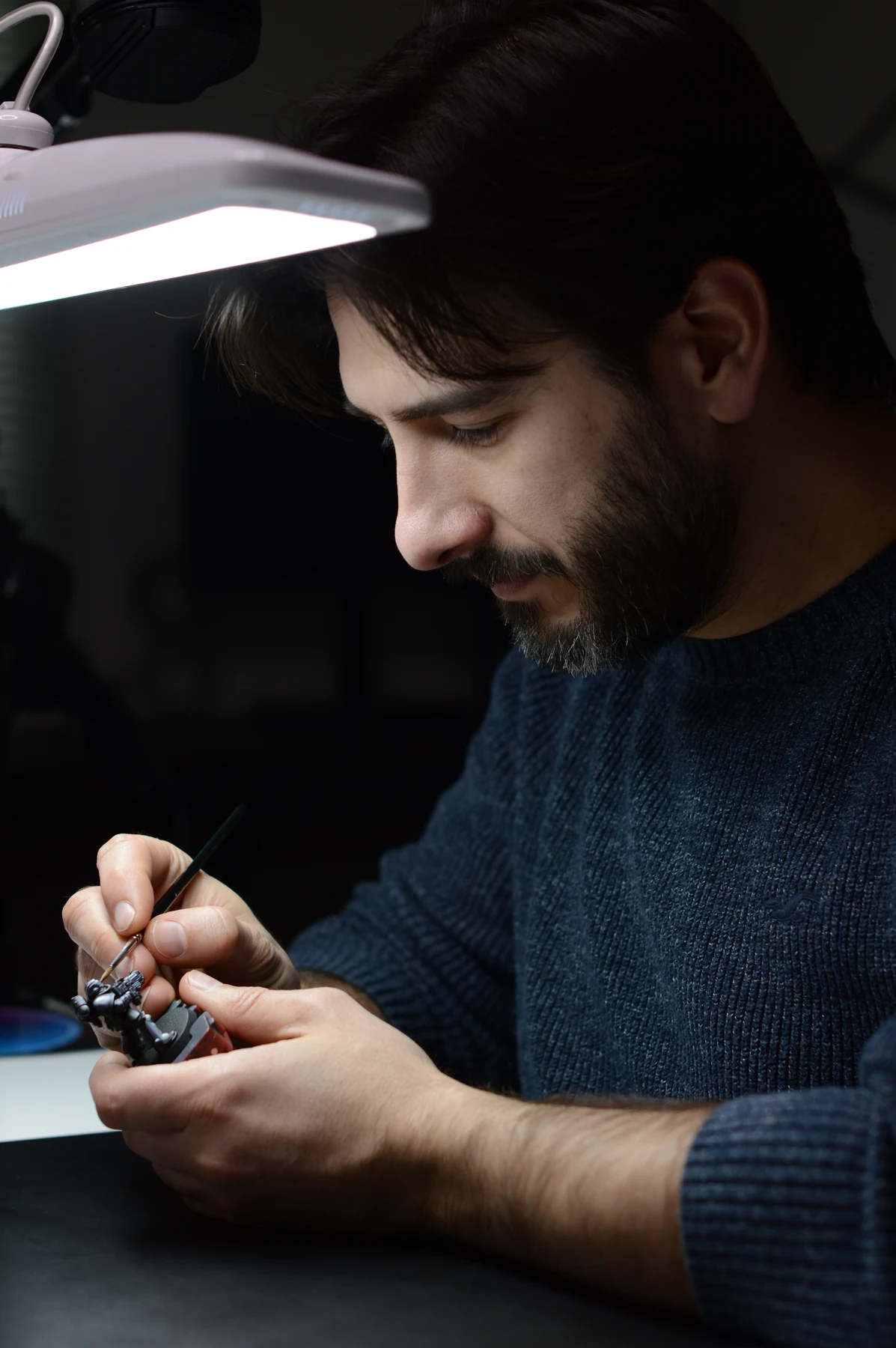 Enric Mikkelsen pintando una miniatura en su estudio