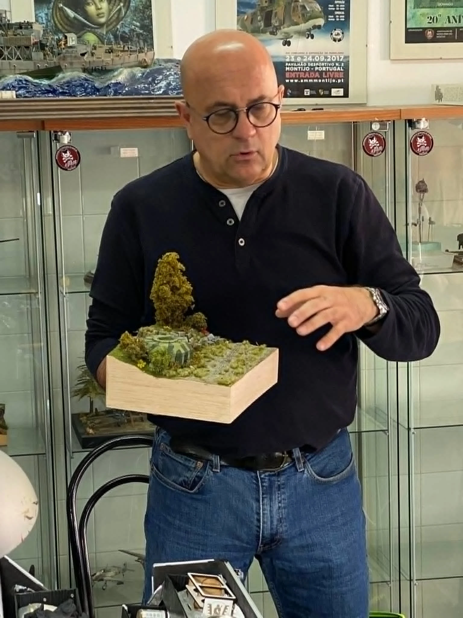 Jorge Porto del Corral presentando uno de sus dioramas